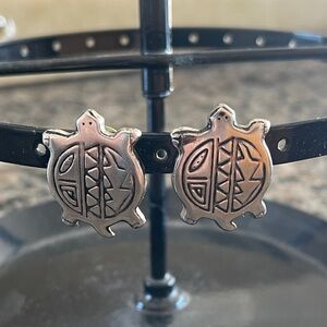 Silver Toned Turtle Earrings 🐢🌺